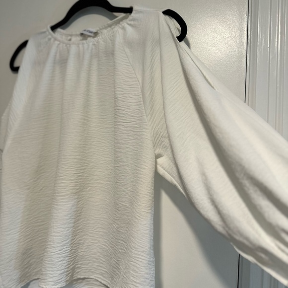 Calvin Klein Women's Medium Cold Shoulder White Blouse. Crushed Textured Fabric. - Picture 7 of 10